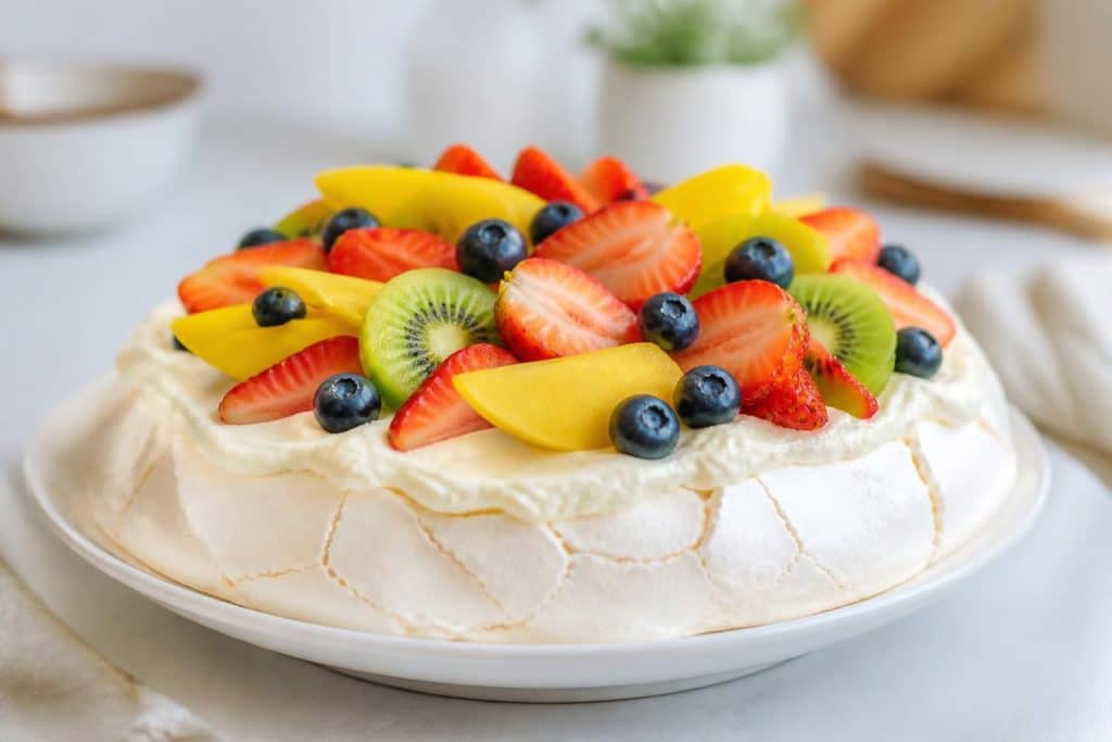 découvrez notre recette facile de pavlova avec une meringue croustillante et une garniture fruitée fraîche pour un dessert léger et délicieux.