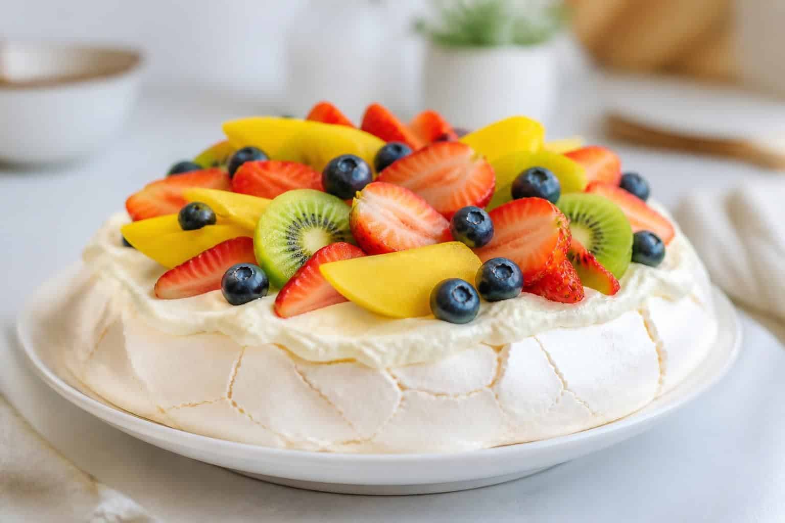 découvrez notre recette facile de pavlova avec une meringue croustillante et une garniture fruitée fraîche pour un dessert léger et délicieux.