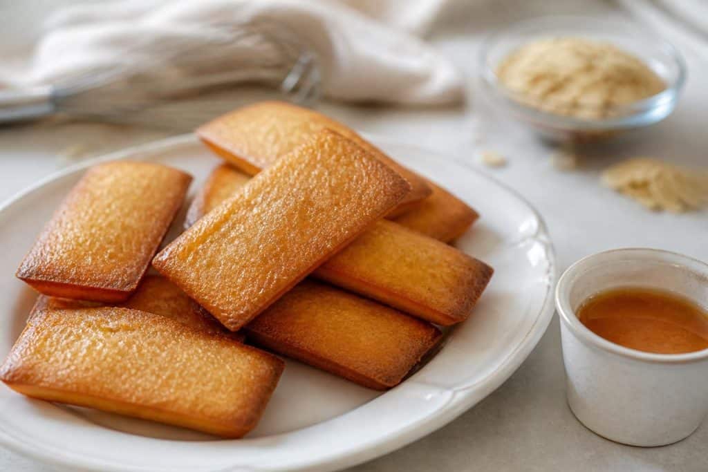 découvrez notre recette facile de financier moelleux au beurre noisette, un délicieux gâteau fondant et parfumé, parfait pour toutes les occasions.